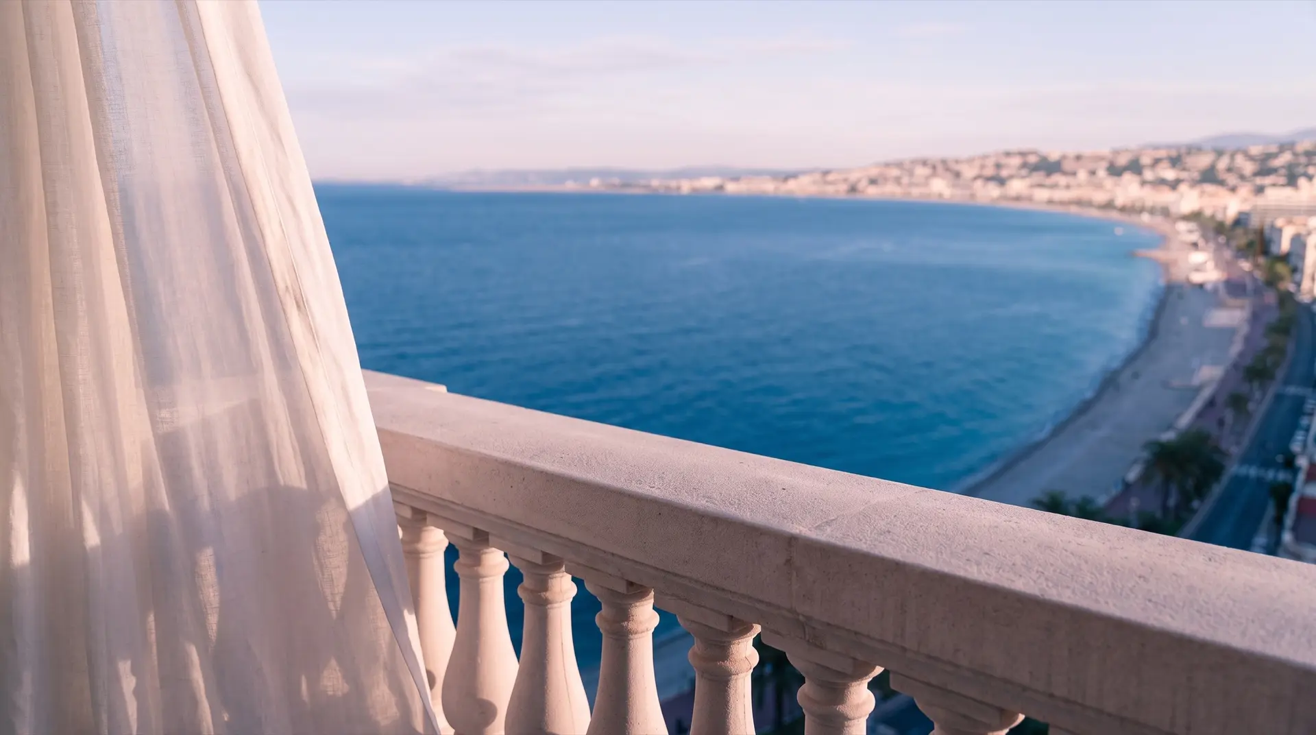 Visuel d’ambiance généré : terrasse et baie méditerranéenne.